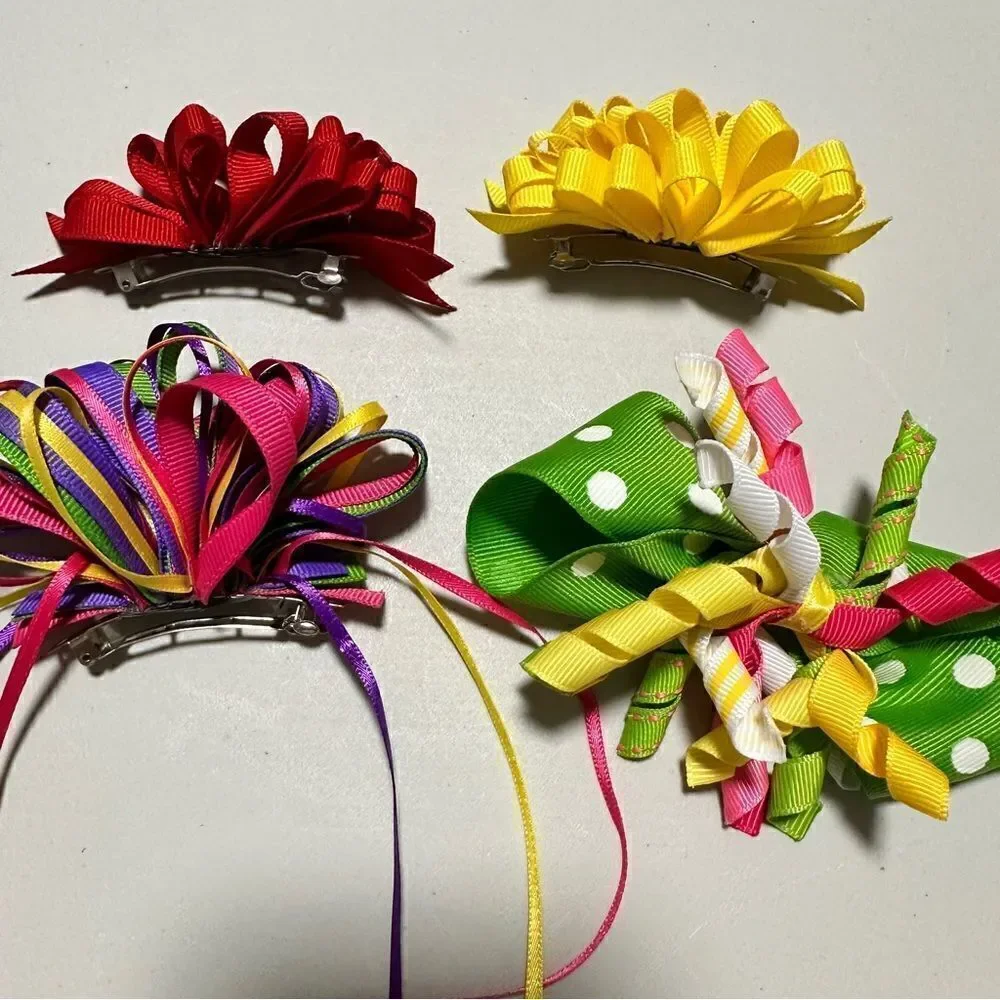 4 curly bows.